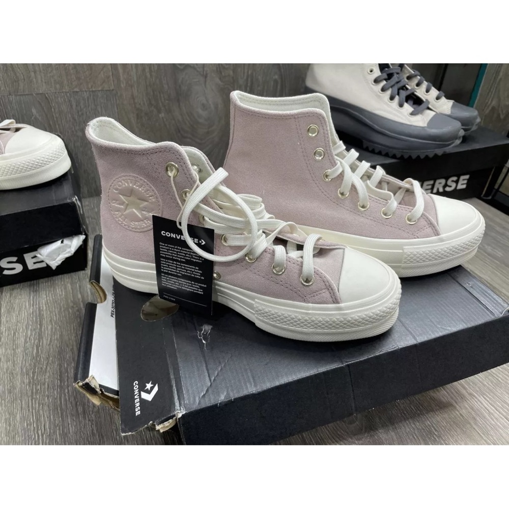 Brand new Converse platform sneakers 🌺